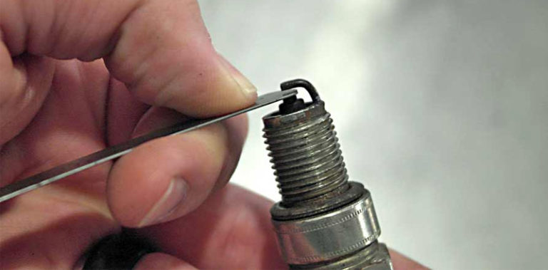 Tutoriel Spark Plug Gapping Contrôlez et Ajustez l écartement des